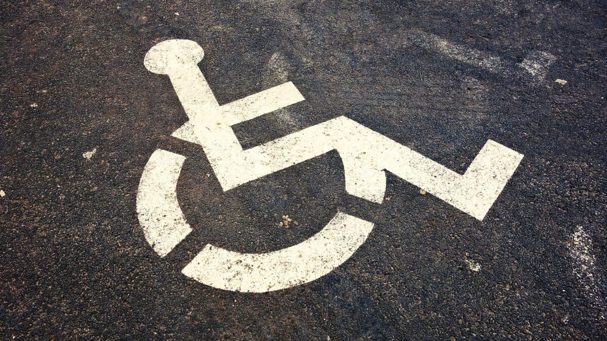 Zatrudnianie osób niepełnosprawnych. Dlaczego warto i jakie warunki zapewnić?